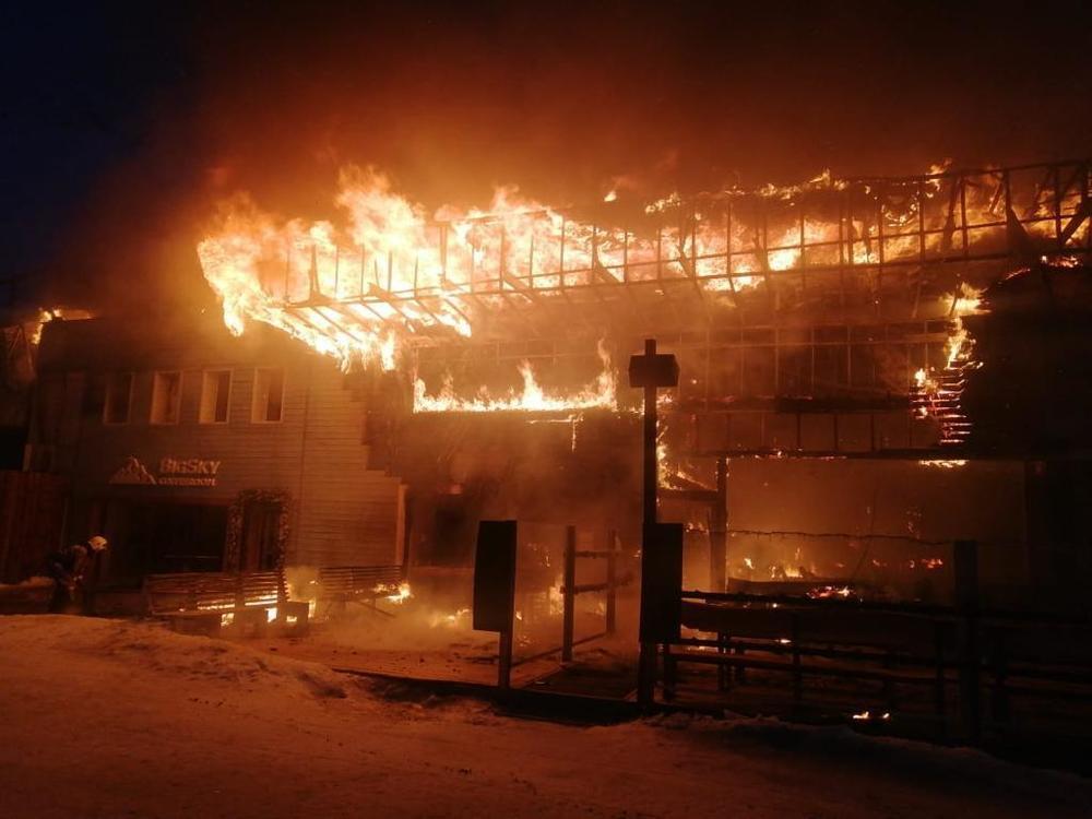 На Шымбулаке в рестобаре произошел крупный пожар 