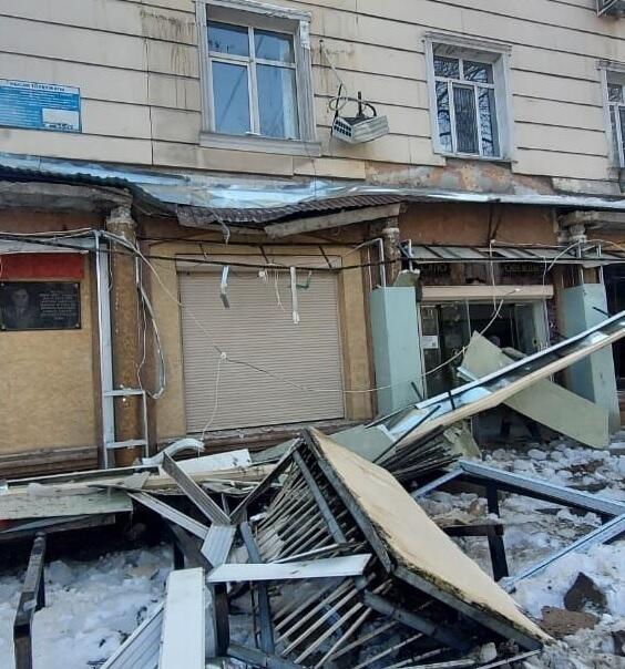 В жилом доме в центре Шымкента рухнул балкон