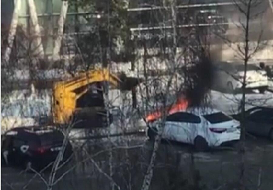 В Павлодаре водитель трактора-погрузчика снегом потушил горящий автомобиль 