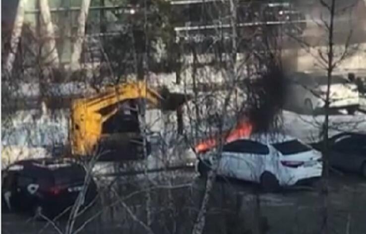 В Павлодаре водитель трактора-погрузчика снегом потушил горящий автомобиль 