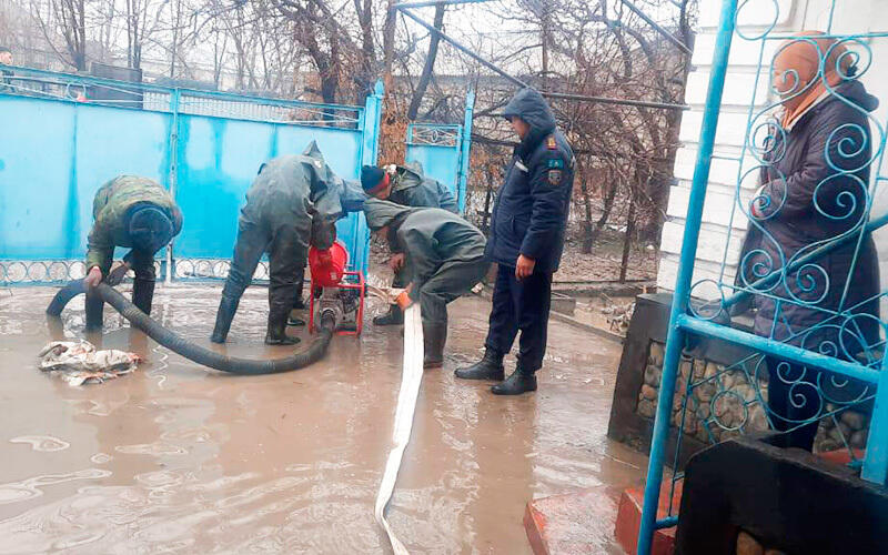 В Туркестанской области ликвидируют последствия паводков. Фото: МЧС РК