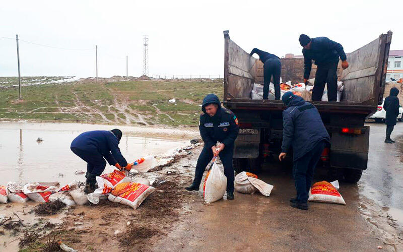 Түркістан облысында су тасқынының салдары жойылуда. Сурет: МЧС РК