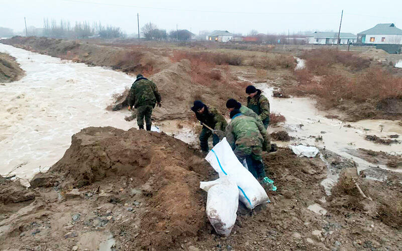 Түркістан облысында су тасқынының салдары жойылуда. Сурет: МЧС РК