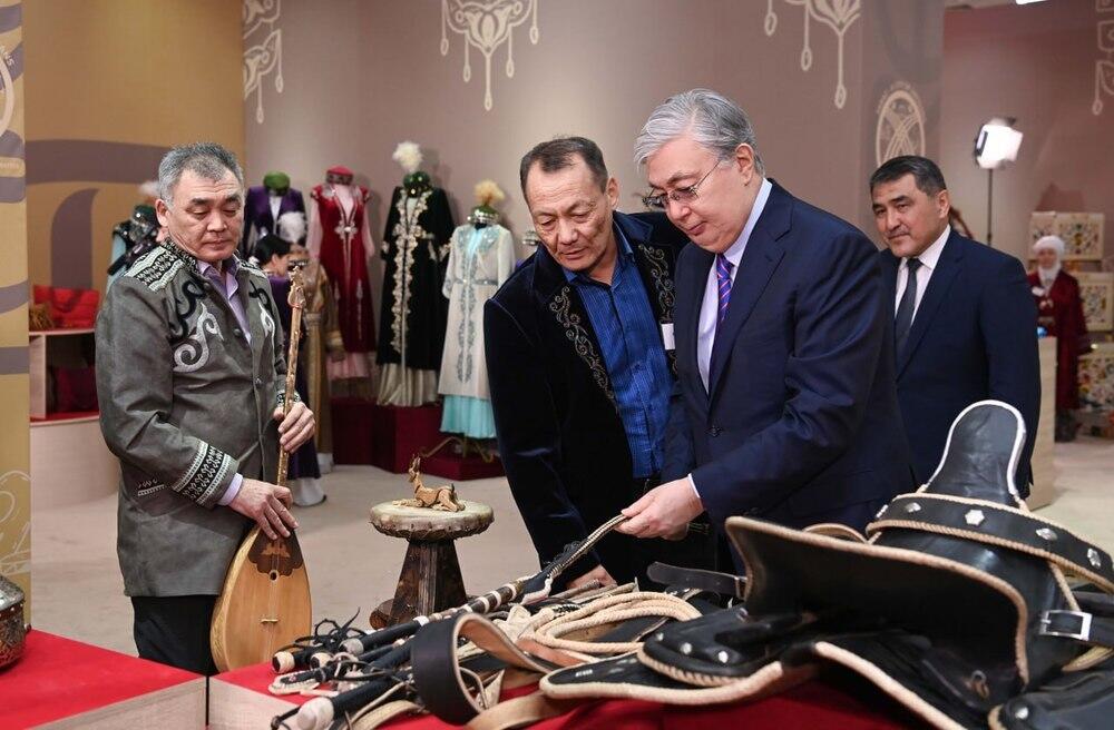 Глава государства прибыл с рабочей поездкой в Жамбылскую область. Фото: Президент посетил выставку ремесленников / Акорда