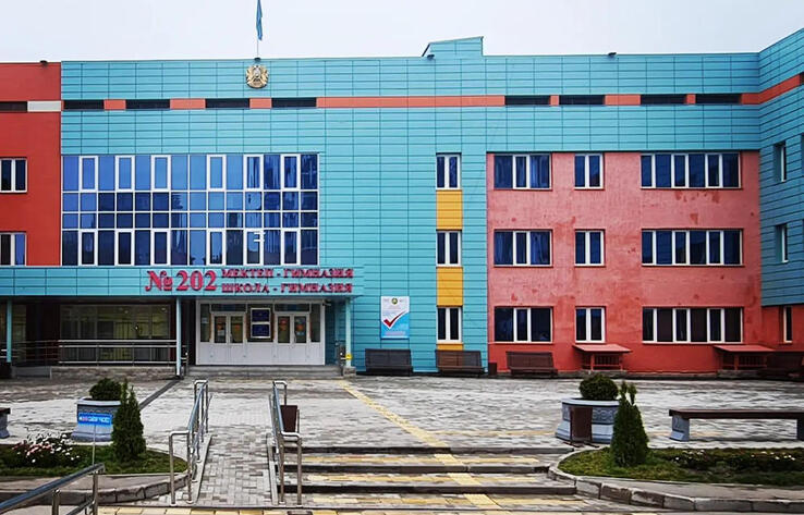 ЭКСКЛЮЗИВ KT: Пусть отвечает тот, кто строил - депутат о приходящей в негодность школе в Алматы. Акимат назвал компанию-застройщика 