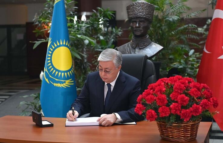 Президент посетил Посольство Турции в Казахстане и выразил соболезнования братскому турецкому народу