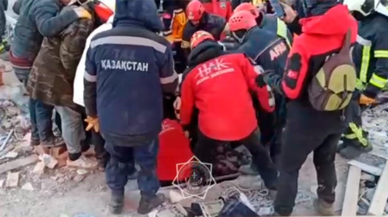 Казахстанские спасатели вытащили из под завалов троих живых людей в Газиантепе