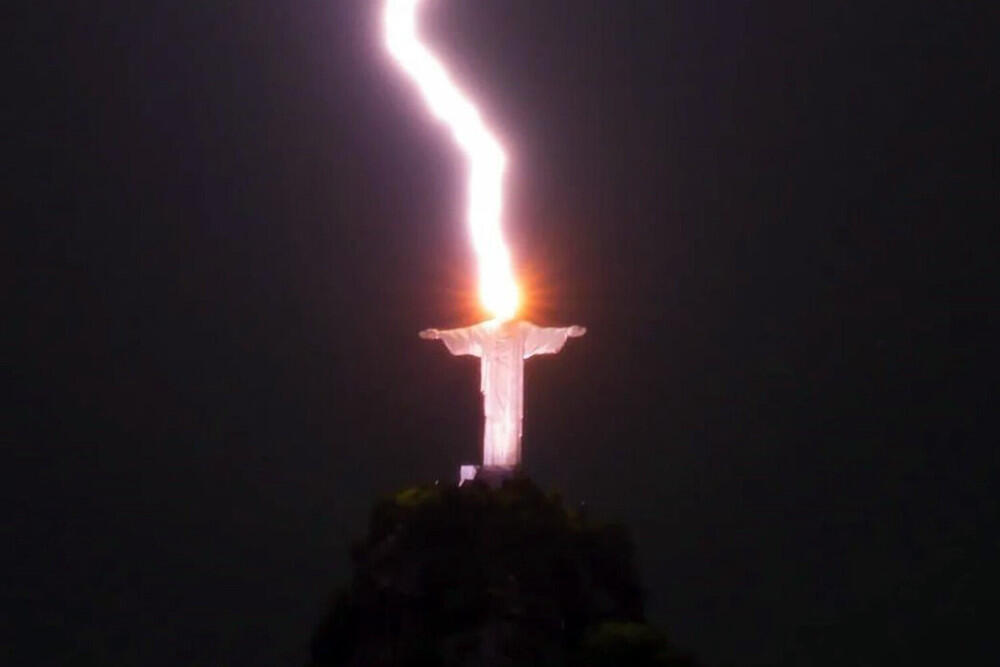 В Рио-де-Жанейро молния ударила в статую Христа Спасителя