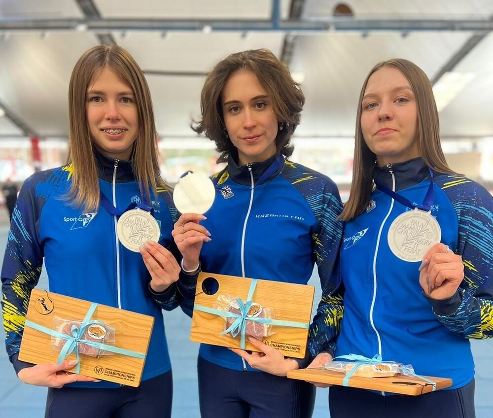 Казахстанские конькобежки стали серебряными призерами командного спринта юниорского ЧМ