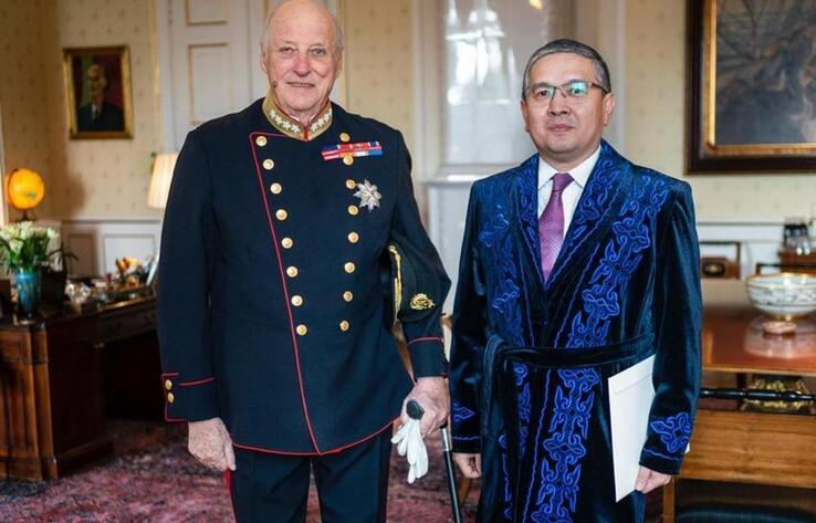Kazakh Diplomat presents credentials to King of Norway