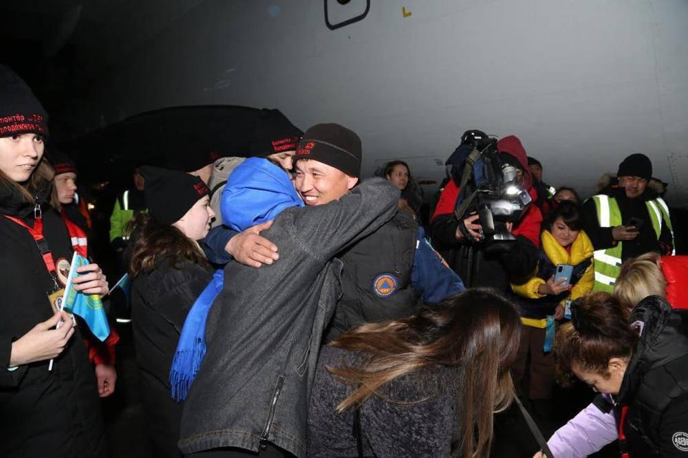 Алматыда Түркиядан келген құтқарушыларды күтіп алды