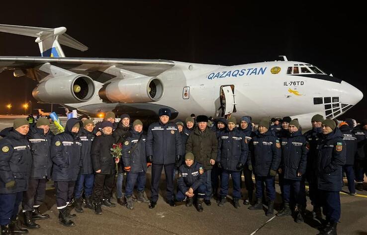 В Астане встретили второй эшелон казахстанских спасателей, прибывших из Турции