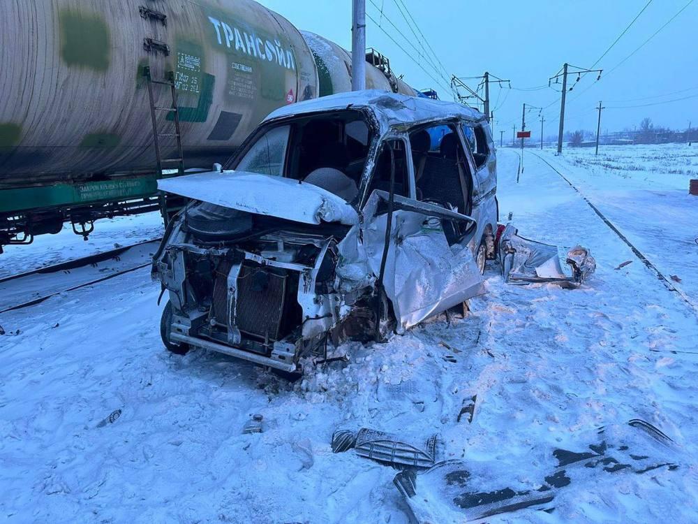 Трое погибли при столкновении грузового поезда с автомобилем в Акмолинской области