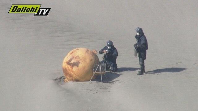 Шар диаметром 1,5 метра нашли на берегу японской Сидзуоке