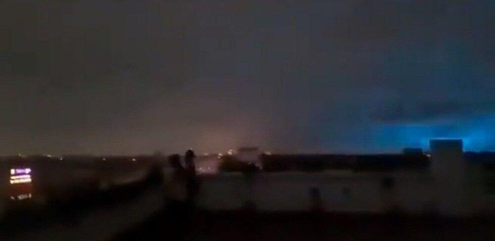 В соцсетях появилось видео голубой вспышки в небе перед землетрясением в Турции и Сирии