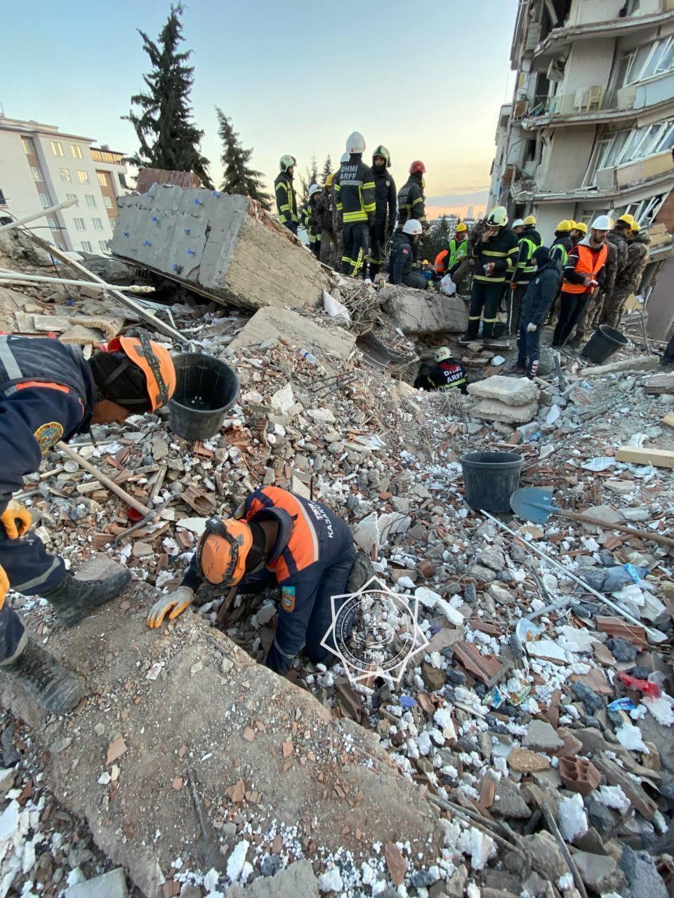 Токаев подписал указ о награждении спасателей и медиков, работавших в Турции и Сирии