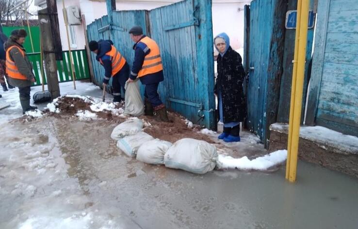 Улицы Уральска и Аксая затопило талыми водами
