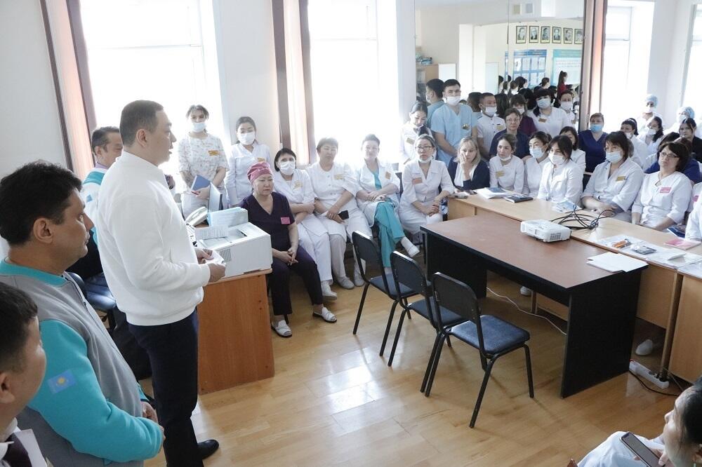 Кандидаты в депутаты от партии "AMANAT" ответили на вопросы сотрудников третьей поликлиники Петропавловска