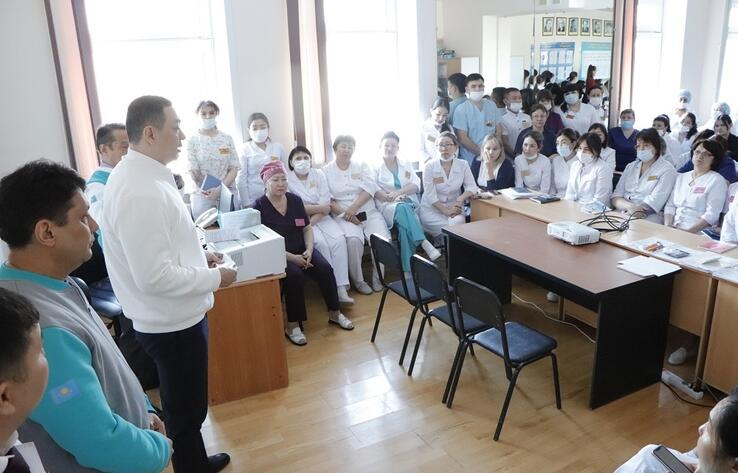 Кандидаты в депутаты от партии "AMANAT" ответили на вопросы сотрудников третьей поликлиники Петропавловска