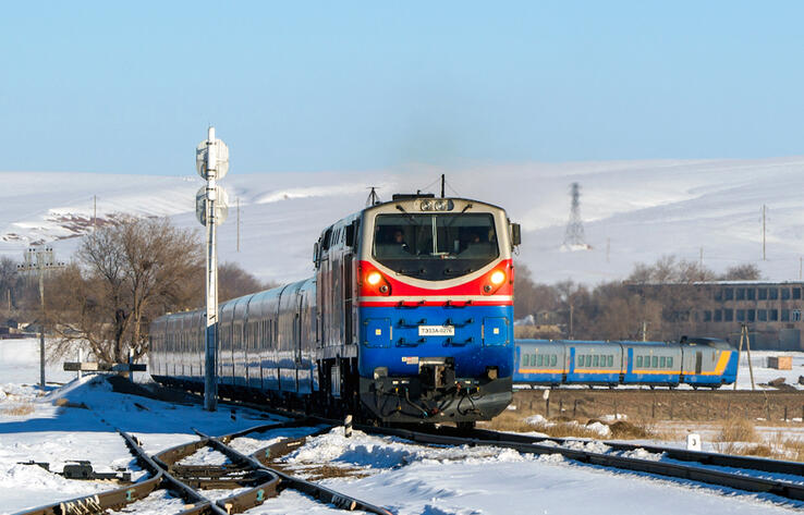 В Актюбинской области локомотив столкнулся с пассажирским поездом 