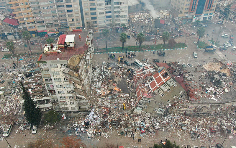 В Турции обрушился пострадавший при землетрясении семиэтажный дом 