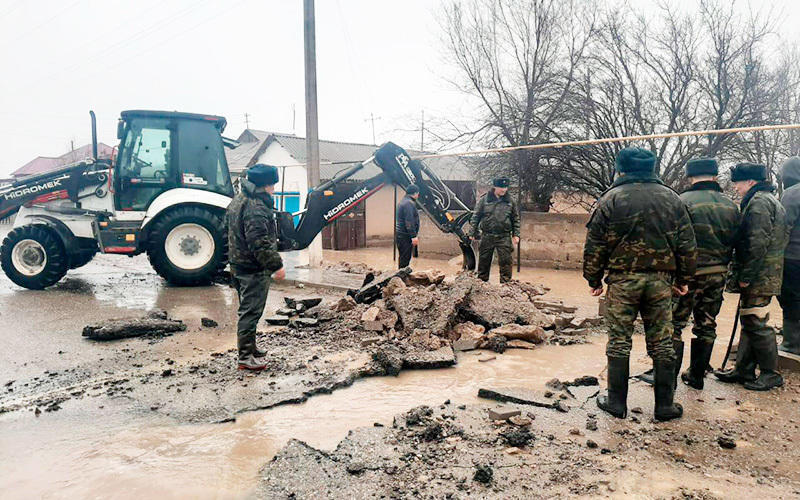 Двое суток борются с затоплением в селе Жетысуской области 