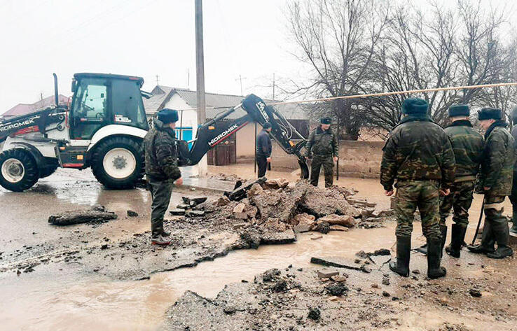 Двое суток борются с затоплением в селе Жетысуской области 