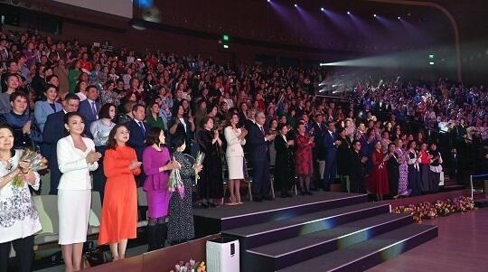 Президент наградил победительниц конкурса "Аруана". Фото: Акорда