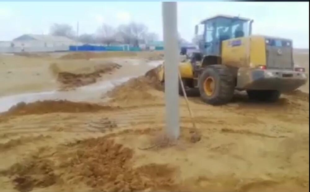 В Актюбинской области талыми водами размыло две дороги, еще четыре - в зоне риска подтопления