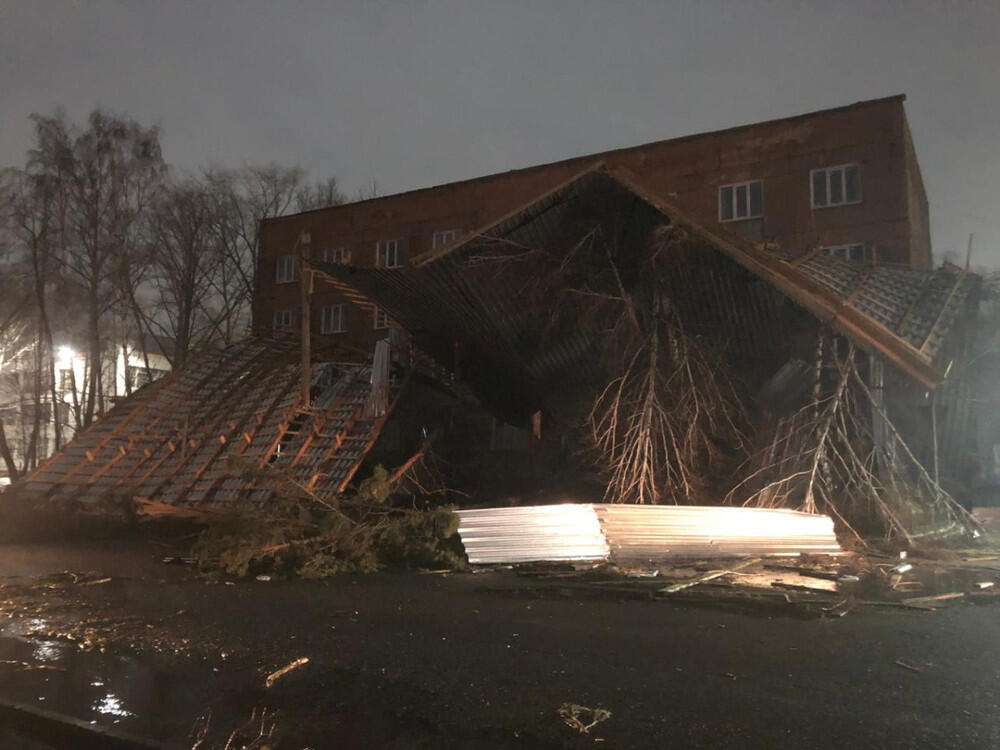 Ураганный ветер в Павлодарской области сорвал крышу школы
