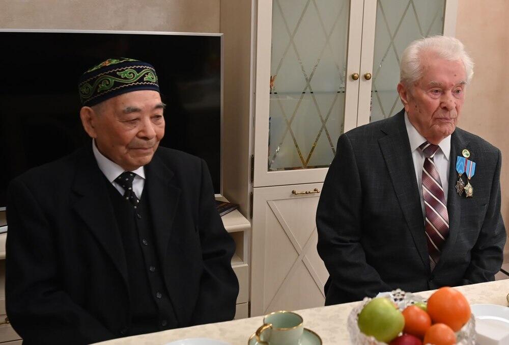 Президент побеседовал со 100-летним ветераном войны и с 96-летним краеведом . Фото: Акорда