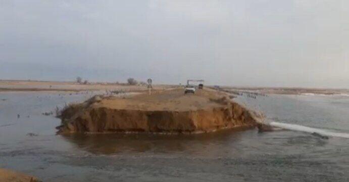 Паводки в Атырауской области: участок дороги вскрыли для обеспечения безопасности населенного пункта 