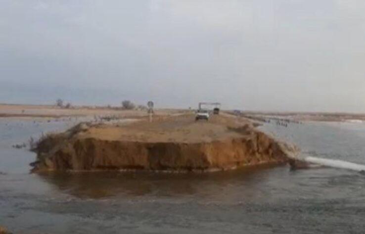 Паводки в Атырауской области: участок дороги вскрыли для обеспечения безопасности населенного пункта 