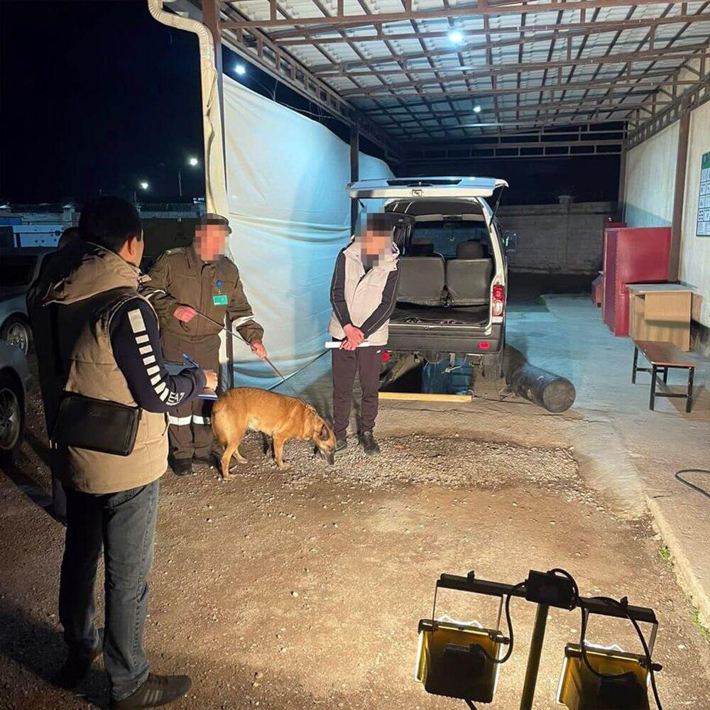 Более пяти килограммов героина пытались провезти в Казахстан