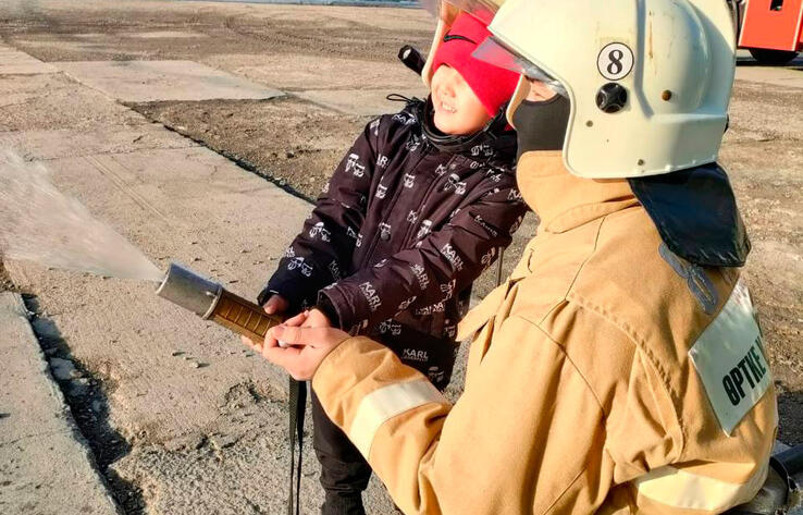 Усть-Каменогорские пожарные исполнили мечту пятилетнего мальчика