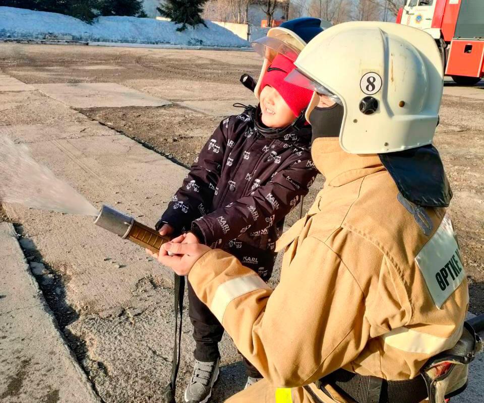 Өскемендік өрт сөндірушілер бес жасар ер баланың арманын орындады