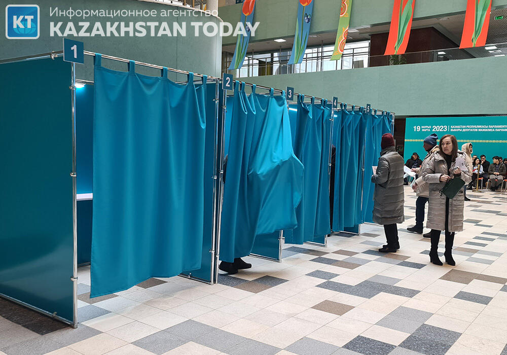 Как проходит голосование на избирательных участках в Алматы