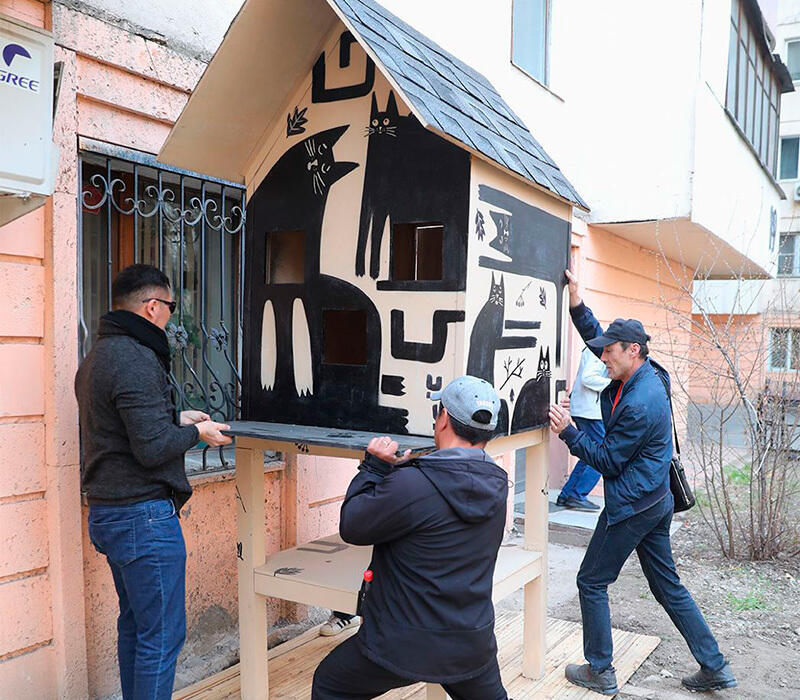 В Алматы установили домик для бездомных кошек. Фото: пресс-служба кимата Алматы