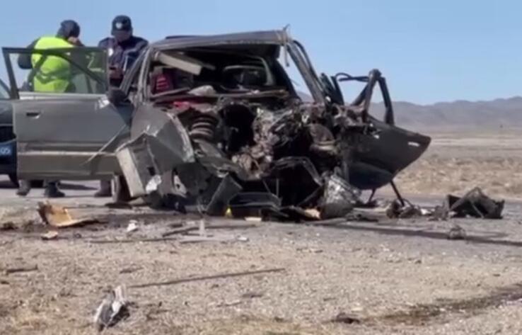 Пять человек погибли в результате лобового столкновения автомобилей на трассе в Алматинской области