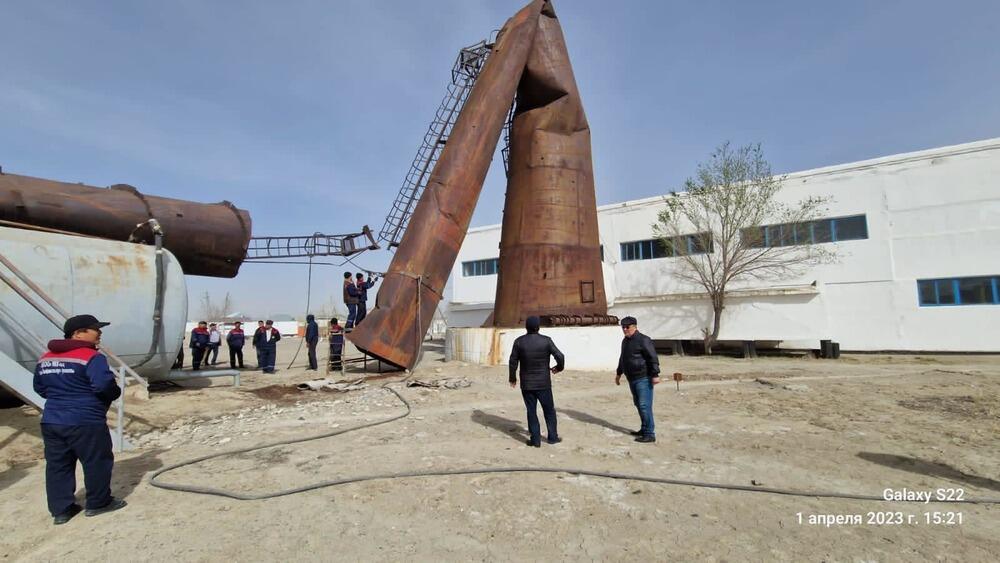 Сильный ветер согнул металлическую трубу на предприятии в Кызылординской области 
. Фото: Акимат Казалинского района Кызылординской области