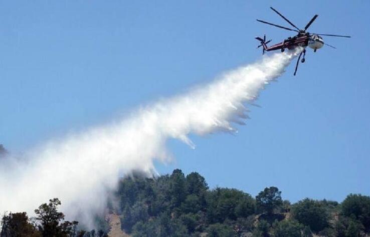 Вертолет привлекли для тушения возгорания камыша в Атырауской области