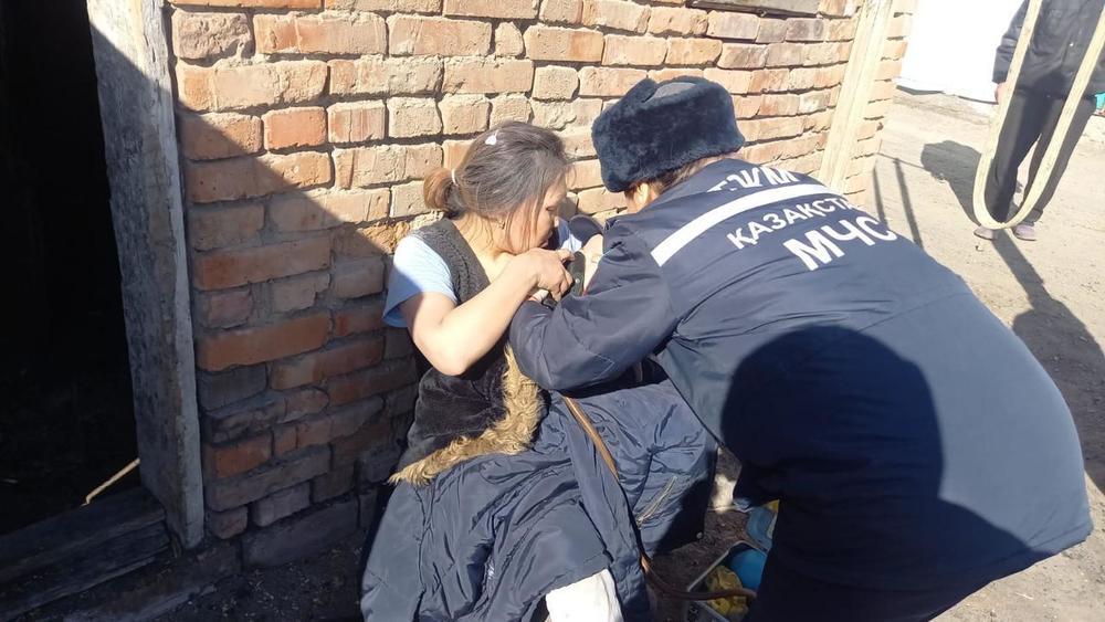 В Семее из-под рухнувшей крыши частного дома спасли женщину с малолетним ребенком