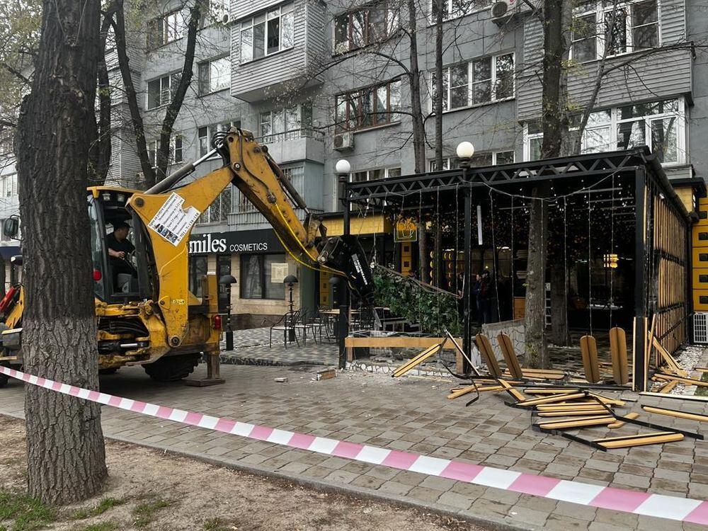 Очередной незаконный летник сносят в Алматы 