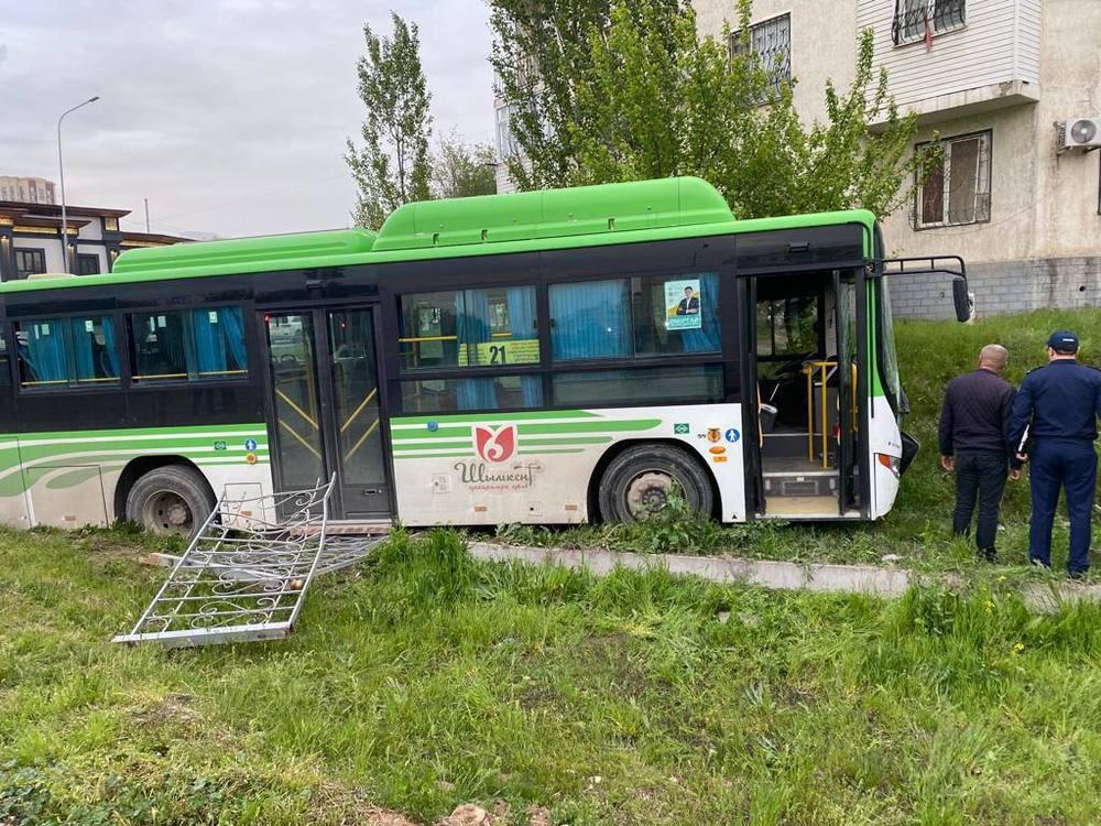 В Шымкенте автобус без водителя выехал на встречку: погибли четверо человек