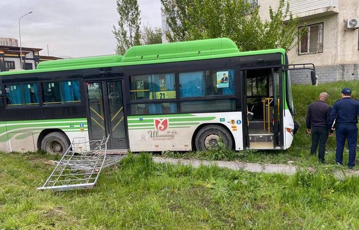 В Шымкенте автобус без водителя выехал на встречку: погибли четверо человек