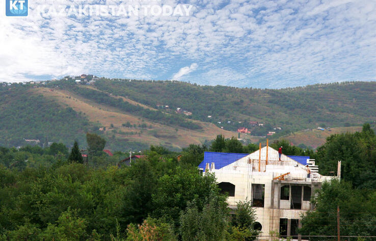 Сенатор Алматының тау бөктеріндегі құрылысқа мораторий жариялауды ұсынып отыр