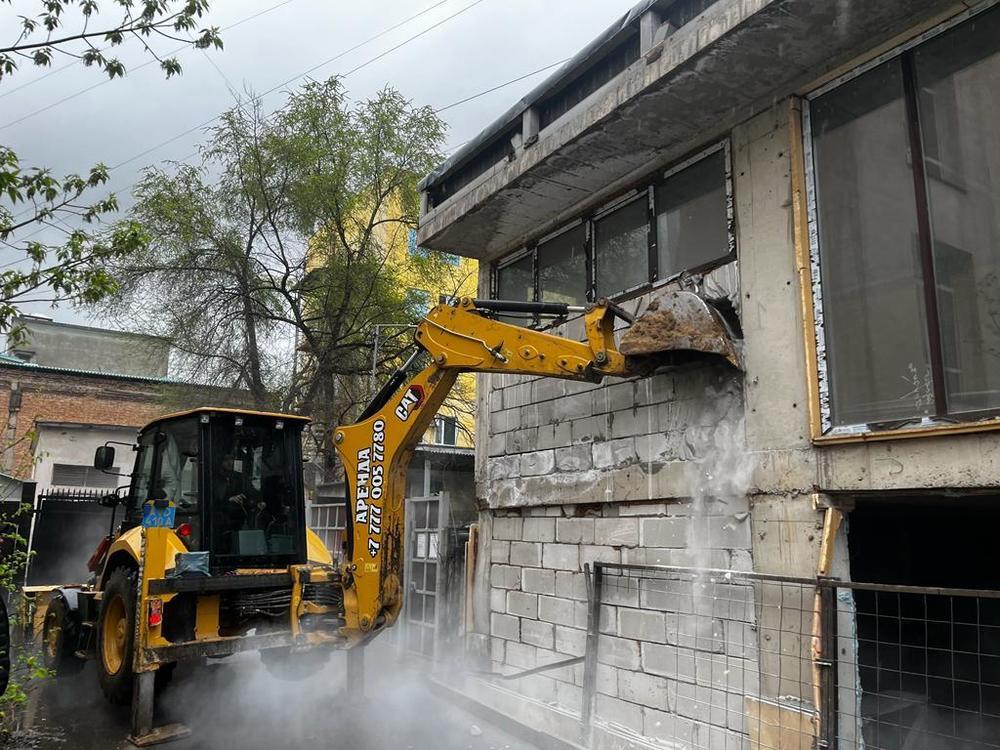 В Алматы по решению суда сносят пристройку к жилому дому 