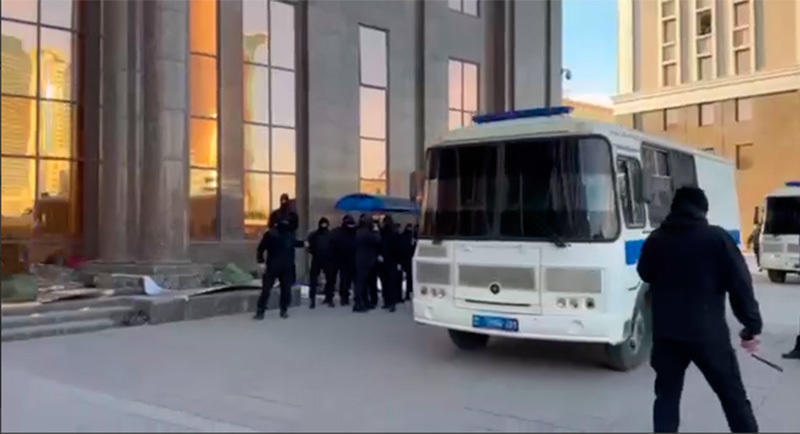 Астанада Энергетика министрлігі ғимаратының жанында ондаған мұнайшы ұсталды