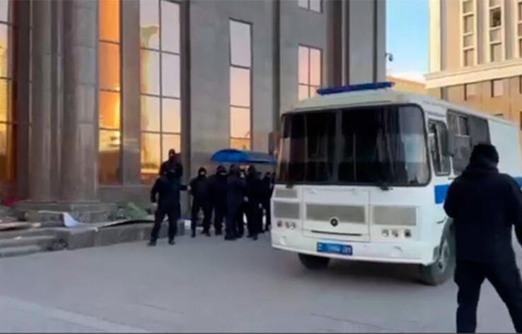 Астанада Энергетика министрлігі ғимаратының жанында ондаған мұнайшы ұсталды