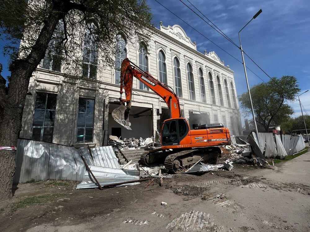 В Алматы по решению суда сносят крупный ресторан 